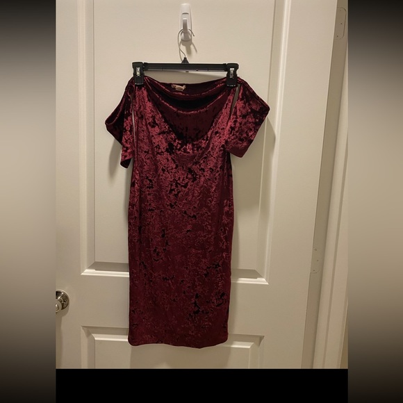 Burgundy crushed velvet off the shoulder dress - Picture 2 of 7